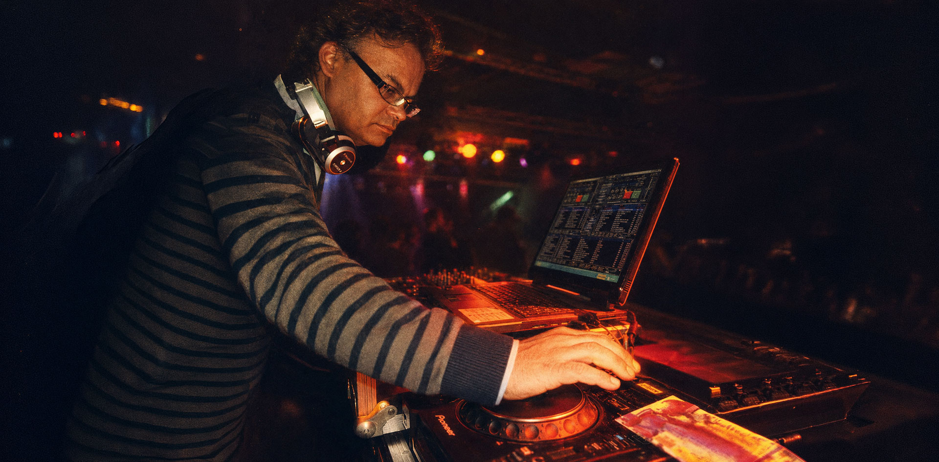 DJ SIES aan het werk achter de draaitafels